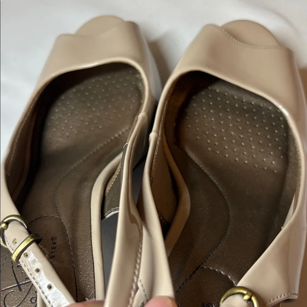 Life Stride Tan Manmade Faux Patent Heels Size 10